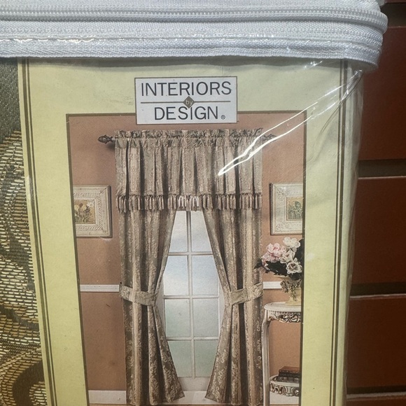 Gold Curtain Set - Picture 3 of 7